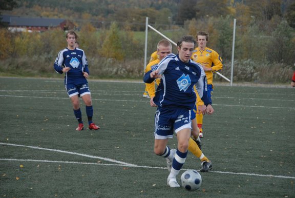 Thomas André Brastad ordnar 1-0. (Foto: GK)