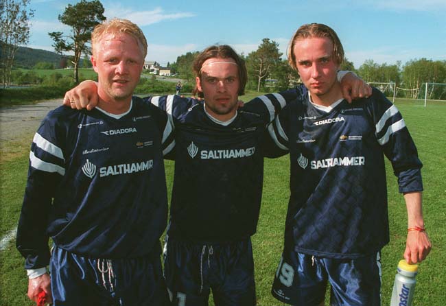 Cato Andreassen, Håvard Sylte og Bernt Hulsker etter seier mot Sunndal i 1998. (Foto: Gjermund Kjøpstad)