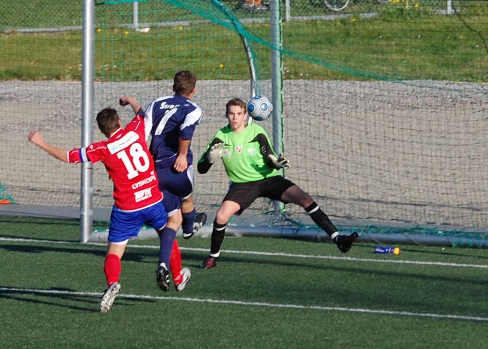 Connor med stor sjanse, men ballen går over. Foto: Kai Magne Stokkeland