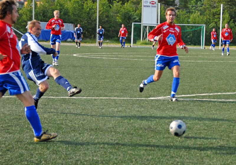 Ronny Leikarnes skårar mot Midsund.