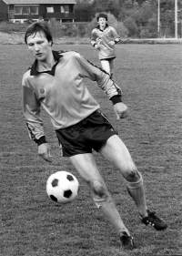 Bjarne Nerheim i 1982. Paul Magne Honningdal i bakgrunnen. (Foto: Øyvind Brunvoll, RB)