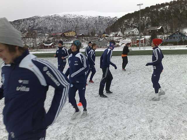 Oppvarming til kamp mot Måndalen i Partner cup. (Foto: Asbjørn Vik)