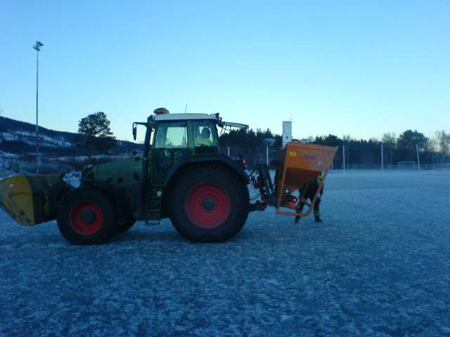 Salting av Vestnes idrettspark. (Foto: kaims)