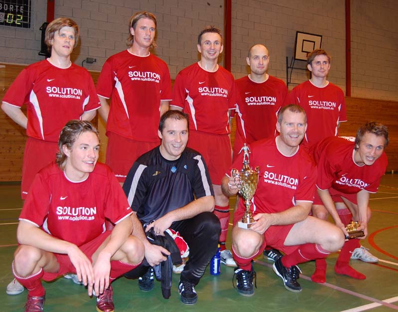 Team Solution: Bak Vebjørn Løviknes, Chrstian Gauseth, Rolf Arne Fiksdal, Sivert Øverås, Frank Nakken. Framme: Kristoffer Hildrestrand, Per Magne Misund, Jim Solbakken, Magnus Wulf Eikrem.