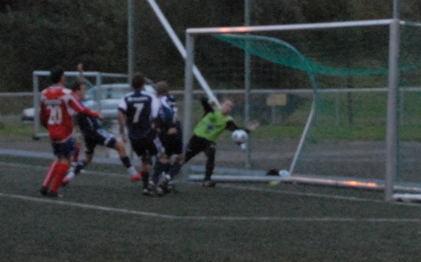 Simon Brennvik skårar 1-0-målet. (Foto: GK)