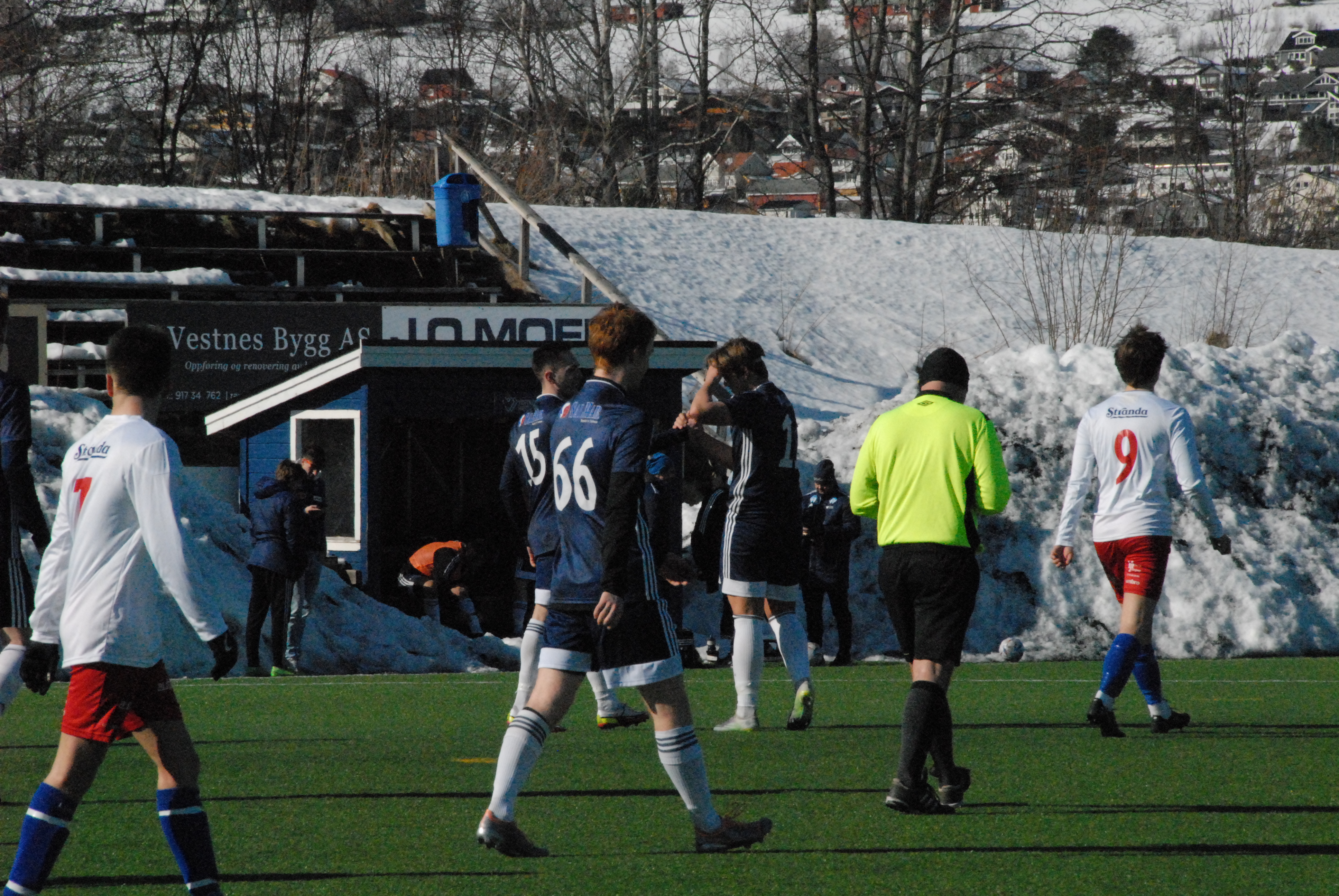 Oliver Connor Søreng sette eit frispark rett i mål, medan Adrian Kosinski og Lars-Helge Lien (fremst) vart tmålsskårarar seinare i kampen.