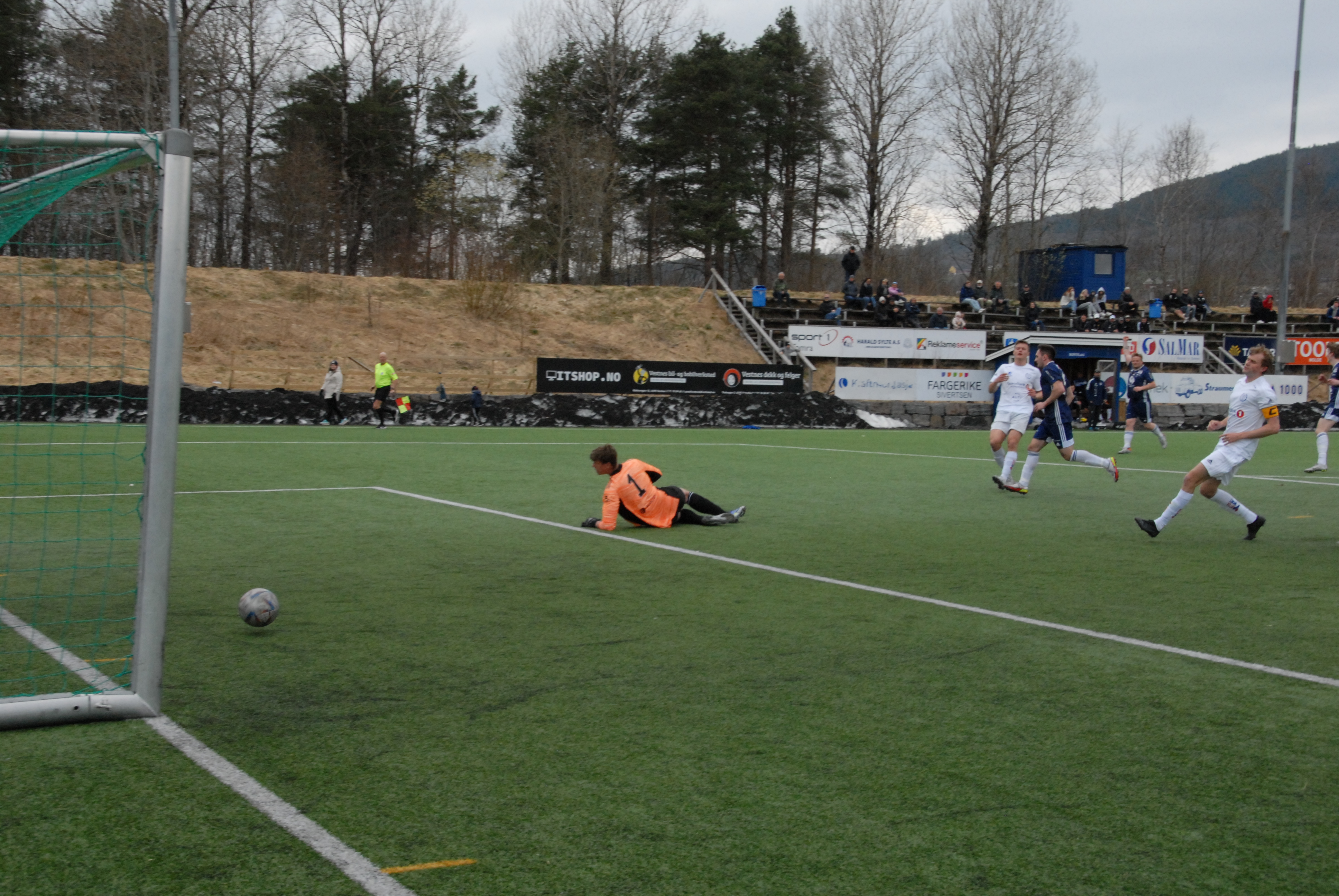 1-0: Adrian Kosinski set ballen forbi keeper.