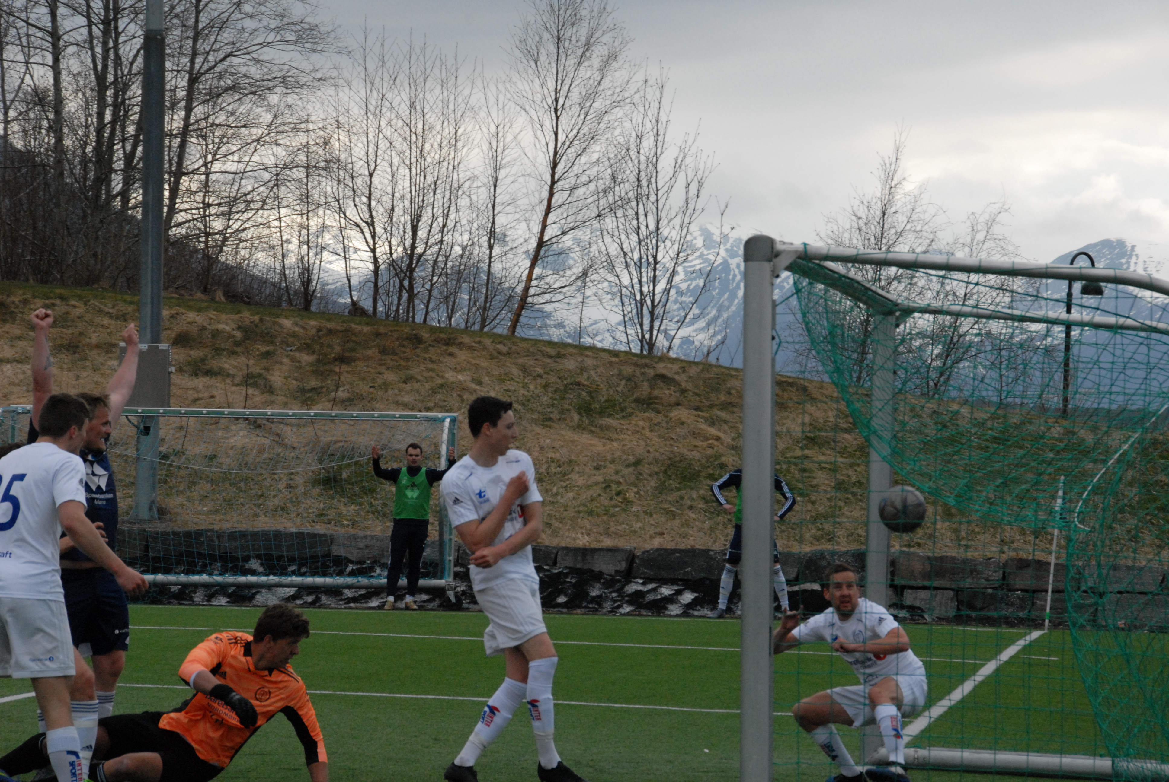 3-2: Lucas Våge (skjult) har sendt ballen over streken, og Elling Olafsen (tv) har alt starta feiringa.