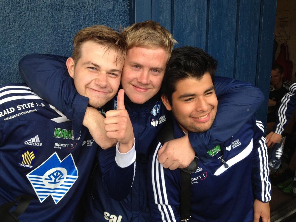 Målskårar Jørgen Hovde (tv) saman med trenar Svale Leren og Christian Leikarnes. (Foto: Asbjørn Vik)